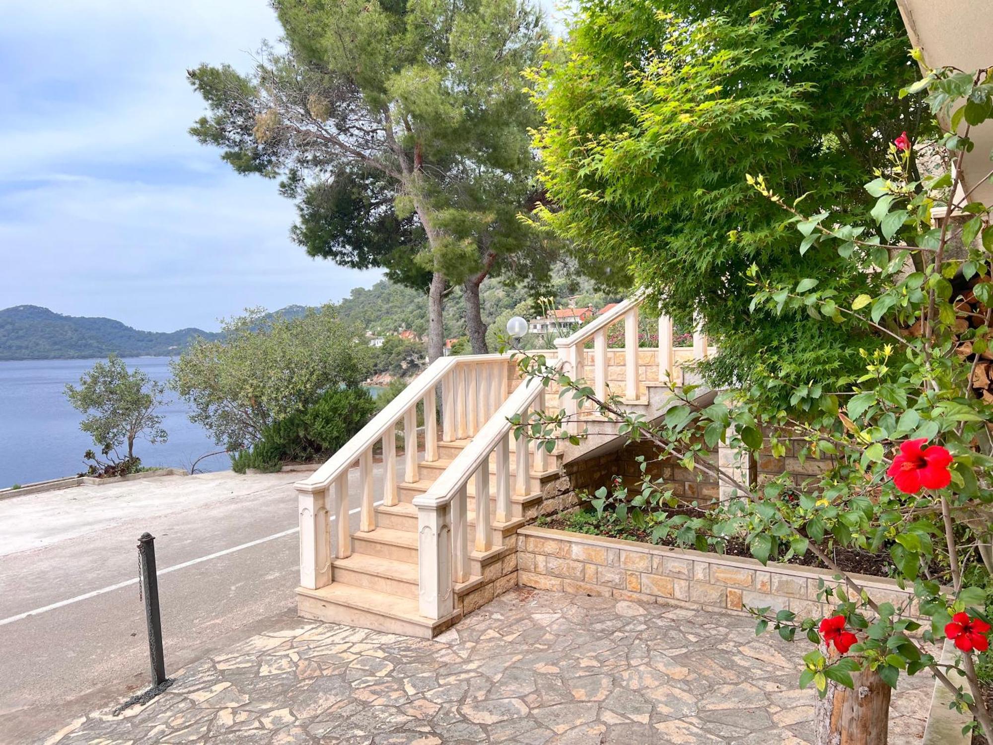 Terrace Studios With Panoramic Seaview Uble المظهر الخارجي الصورة